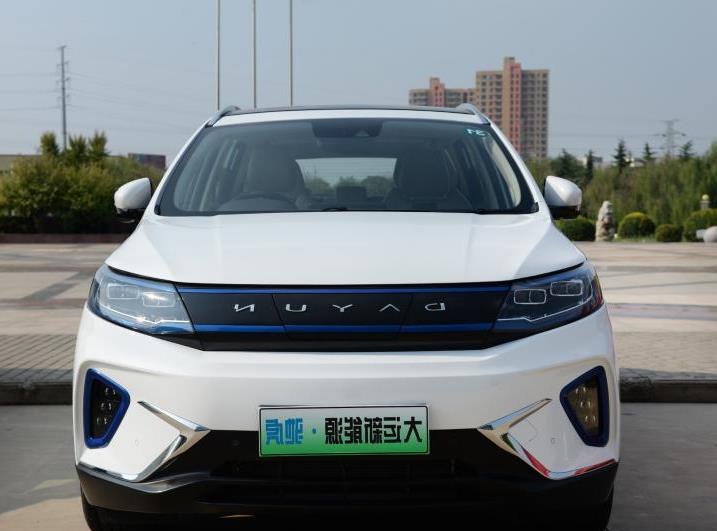 悦虎es3定位纯电动小型suv,整体看上去较为圆润饱满,前脸采用了新能源